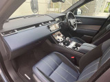ホールド感もあり足元も広々とお使いいただけます。センターコンソールで運転席としっかり区切られているためゆとりのあるパーソナルスペースを確保しております。