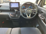 開放的で周囲が広く見渡せる運転席は車両の感覚がつかみやすくて安心安全です♪