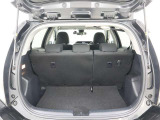 リヤシートは左右別々に前倒しが出来るので、乗車人数や荷物の量に合わせたアレンジが可能です