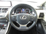 本革ステアリング(パドルシフト、ステアリングヒーター付)