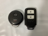スマートキーを装備しています。鍵を差し込むことなくドアロックの開け閉めと、スタートボタン操作でのエンジンスタートができます。加えて、純正リモコンエンジンスターター用の操作キーもついています。