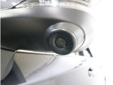 助手席側で見えにくい左前方の映像を、車内のマルチファンクションディスプレイに映し出します。前方への駐車や左寄せ、狭い道でのすれ違いなど、さまざまなシーンで安心して運転できる便利な機能です。