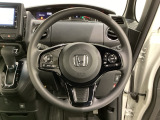 ハンドルにHondaセンシング系のクルーズコントロールやレーンキープアシストなどのスイッチと、オーディオの操作スイッチが装備されています。ハンドルから手を離さず安全に操作できます。