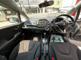 インパネ廻りの写真です。フロアーCVTですので、運転がしやすいです。純正HDDナビ付きですので、ドライブやご旅行にとても便利です。