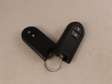 カバンやポケットに入れたままでもドアの施錠・解錠が可能なスマートキーを装備。エンジンのオン・オフ時もカギを取り出す必要が無いからとっても便利です♪