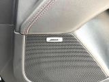 【BOSEサウンドシステム】メーカーオプションの高品位サウンドシステムを搭載。専用のチューニングが施された大小様々なスピーカーから良質なサウンドが奏でられ、臨場感あふれる音響空間を演出します。