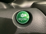 ECONモードをONにするとアクセルペダルの動きに対するエンジンの反応とエアコンの制御を切り換えることで、燃費のいい運転をするドライバーがペダルを踏んだ時と同じようにエンジンを制御します。