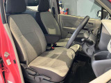 運転席、助手席です。座面も広くゆったりと座れてアームレストも付いているので重宝します。
