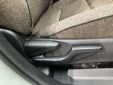 運転席シート座面は上下アジャスター付きです。お好みの位置に調整可能です。