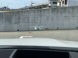 HUD: ヘッドアップディスプレイはドライバーが前方に集中できるよう、ナビや車速情報をフロントガラスに投影するシステムです。