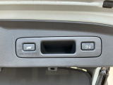 お好みの位置で止められるメモリー機能付の電動リアゲートです!後ろが狭い駐車場でもスムーズに荷物を積めて、さらに背が低い人の手がムリなく届く高さで止めることも可能です!
