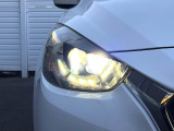 【LEDヘッドライト】悪天候や夜間走行時も良好な視界を確保し安心して運転できる高輝度LEDヘッドライトを装備!点灯速度が早く、消費電力も抑えられています。