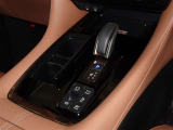 電動パーキングブレーキ・ブレーキホールドを装備してます。ホールド機能は信号待ちが多い一般道で疲労軽減になり、大好評です!