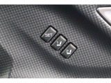 運転席のポジションを2つ、記憶させることができます。ボタンを押すと設定したポジションに電動で移動します。