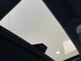 【サンルーフ】開放感たっぷりの希少装備、サンルーフが装着されています!車内に明かりを取り入れたり景色を楽しむ以外にも、車内の空気も簡単に換気できて快適です!