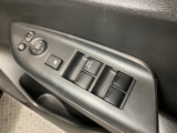 ハンドルの右側に電動格納付きパワーミラーの操作スイッチがついています。左右のサイドミラーの角度調節も微調整ができて便利です。パワーウインドウは運転席でドア4枚とも上下の操作ができるようになっています。