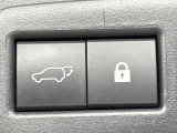 【パワーバックドア】スマートキーや運転席のボタンを押すだけでリアゲートが自動で開閉します!荷物を持っている時や、高い位置にあるバックドアを閉める際に便利な機能です♪