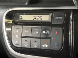 【オートエアコン】一度お好みの温度に設定すれば、車内の温度を検知し風量や温度を自動で調整。暑い&hellip;寒い&hellip;と何度もスイッチ操作をする必要はありません。快適な車内空間には必須の機能ですね♪