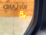 【ブラインドスポットモニター】走行中、ドアミラーの死角になりやすい箇所に後続車が接近するとサイドミラーのレンズに警告を表示!ドライバーに注意喚起をしてくれます。