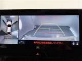 パノラミックビューモニター付きです。車両を上から見たような映像をディスプレイオーディオ画面に表示。運転席からの目視だけでは見にくい、車両周辺の状況をリアルタイムでしっかり確認できます。