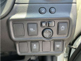 車線逸脱警報装置付きです!フロントカメラによりレーンマーカーを検知し、意図せずに走行車線から逸脱しそうな場合、メーター内のディスプレイ表示とブザーで注意を喚起します。
