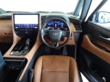 ウッド調と革巻きステアリングで快適な操作性の運転席です。