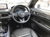 ドライバーが心に余裕をもって運転に集中できること、助手席や後席からもすっきりと前を見通せる空間の起点となり、全員が安心してドライブを楽しめることをモットーにシンプルなレイアウトとなっています。