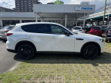 ダイナミックな走りを予感させるロングノーズ&ショートデッキのプロポーション。 FR骨格だからこそ描けるプレミアムな美くしさ。足元をスポーティに引き締める純正アルミホイール。
