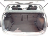 荷室は荷物を隠せるトノカバー付!充分な荷室の広さです!