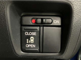 片側パワースライドドア付で、挟み込み防止機能によりお子様の乗り降りも安心!車内・車外のドアハンドルからはもちろんのこと運転席スイッチやリモコンキーからも開閉操作が可能で大変便利な装備となっております!