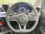 インテリアに合わせたデザインのステアリングは、運転される方のことも考え、運転しやすい形状、大きさです。是非一度、実際に触ってお確かめください。