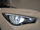 アダプティブLEDヘッドライトシステムです対向車や先行車に照射しないよう自動でハイビームの照射範囲を切り替えます 夜間走行時とても役立ちます