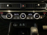 オートエアコンは左右席で独立温度コントロールが可能です。運転席はキンキンに冷やして助手席はマイルドにと言った設定が可能です☆暑さ寒さでケンカすることもなくなりますね♪