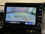 リバースギアに入れるだけで後方の表示へ切り替わります。夜間や雨の日の駐車も楽になりますよ。