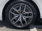 BMW純正19インチホイール。洗練されたデザインで、足元の個性を引き立てます。