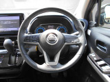 ステアリングハンドルです。オーディオコントロールスイッチが付いて運転中でも手元でオーディオの操作が出来て便利ですよ。