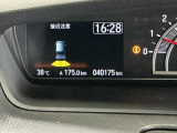 パーキングセンサーシステムは走行中に障害物が迫ると音と表示でお知らせ、低速走行時時の安心感を高めます