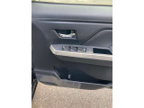 全席パワーウィンドウとなっています。運転席はオートになっているのでワンタッチ開閉することが出来ます。