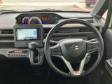 インパネ廻りと運転席です!シンプルにスッキリとまとまっています。運転操作に迷いにくくなっておりとても運転しやすいです。