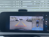 【360&deg;カメラシステム】4つのカメラにより、車両周囲を俯瞰で確認することができます。カメラの呼び起しは手動でも可能ですので、狭い道でも安心してお乗りいただけます。