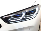 【LEDヘッドライト】先進のLEDテクノロジーを採用。放射される白色光の周波特性は太陽光に近く、バイキセノン・ヘッドライトを上回るコントラストで更に明るく輝きます!