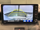 リバースギアに入れるだけで後方の表示へ切り替わります。夜間や雨の日の駐車も楽になりますよ。