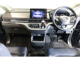ドライバーを包み込むように、ディスプレーやスイッチ、コンソールを配置。座った瞬間から運転への期待が!空間そのものの心地よさにこだわっています。