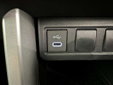 充電用USB端子付き。スマートフォンなどの充電に便利です。
