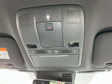 運転席/助手席間の頭上には、LEDマップランプとサングラスホルダーを装備。SOSスイッチは、いざというときにオペレーターと直接通話することが可能です(コネクティッドサービスの申込が必要です)。