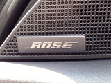BOSEサウンドシステムを搭載。「良い音を出す」ではなく、その車種のごとに特徴を計算(車種専用設計)し、「反響音」を作り出すことによってどの座席でも自分中心で音が聴こえ、「心地よい空間」を作り出します。