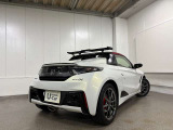 サイドまで大きく回り込んだスモークタイプのリアコンビネーションランプが特徴的なお車となっています。