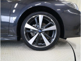 タイヤサイズは225/40R18です。