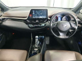 運転に必要な情報や操作系が手元にすっきりと集約された、使い勝手の良いインパネ周りです