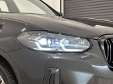 アダプティブLEDヘッドライトはステアリングを切った方向を照らします。